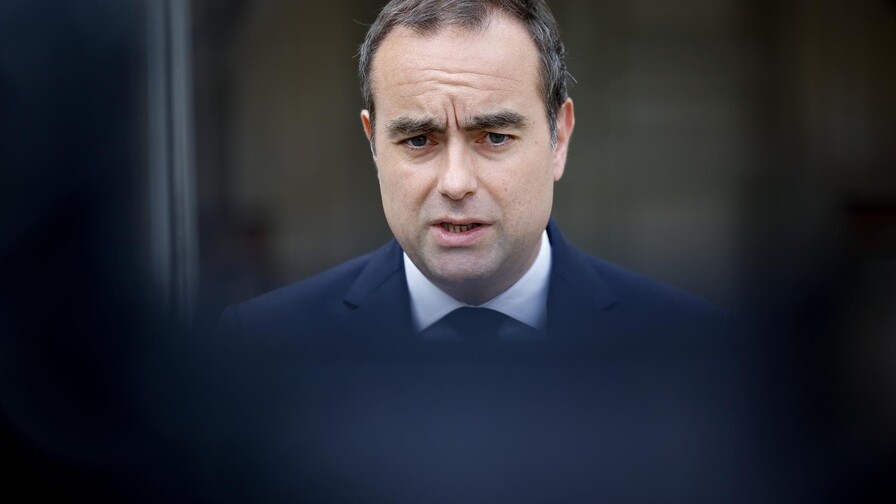 Francia ultima su dispositivo "masivo" contra nuevos disturbios: helicópteros, blindados, soldados En el Foco Internacional. El primer ministro francés, Sébastien Lecornu, prometió un dispositivo "masivo" para evitar nuevos disturbios durante las protestas sociales del sábado, que incluye helicópteros, blindados e incluso soldados. Las autoridades se encuentran bajo presión por las escenas de caos registradas el fin de semana pasado con choques con la policía, saqueos e incendios de edificios públicos, que dieron la vuelta al mundo. Medidas anunciadas "El dispositivo del próximo sábado será masivo", subrayó el martes Lecornu, durante una sesión tensa en el Parlamento en la que los diputados pidieron explicaciones al gobierno. El ministro francés del Interior, Laurent Nuñez, anunció el despliegue de 70.000 policías y gendarmes para el mantenimiento del orden, diez mil más que la semana anterior. Además, se enviarán gendarmes como refuerzo a zonas de competencia de la policía nacional como las grandes ciudades, donde se registraron principalmente los disturbios. Las autoridades también movilizarán a los policías en formación para misiones de apoyo. Una parte de los efectivos que estaban de permiso fue llamada de nuevo, precisó Nuñez. Las autoridades también movilizarán a las unidades de élite de la gendarmería y de la policía, así como a los soldados de la misión de vigilancia Sentinelle, para la protección de edificios públicos y lugares estratégicos. Blindados, drones, helicópteros "Una veintena de vehículos blindados Centaure" de la gendarmería y 15 camiones con cañones de agua de la policía se desplegarán en Francia. Brigadas ecuestres, drones, medios de lucha antidrones y helicópteros completan el dispositivo. - Manifestaciones prohibidas - El presidente francés, Emmanuel Macron, ordenó el jueves la prohibición de manifestaciones, salvo las solicitadas por actores "legítimos" como sindicatos. Acciones judiciales Cada prefecto examina la situación local y puede prohibir una manifestación mediante decreto o "imponer otro recorrido". Por lo general, solo se autorizan las marchas presentadas por "organizaciones" capaces de montar un servicio de seguridad y que se desarrollen fuera del centro de las ciudades, lejos de comercios. Los toques de queda siguen en vigor en las zonas sensibles. El transporte de artefactos pirotécnicos y de combustibles está prohibido. - Acciones judiciales - El ministro del Interior subrayó que las fuerzas de seguridad serán "intransigentes" frente a los alborotadores, al destacar los "numerosos llamados" en redes sociales a cometer desórdenes, especialmente por grupos de "ultraizquierda". Cada prefecto recurrió a su correspondiente fiscalía para crear una célula encargada de tramitar rápidamente las detenciones y presentar a las personas arrestadas ante la justicia. Desde los actos de violencia del fin de semana, 232 se encuentran en prisión, ya sea a la espera de juicio o condenadas, según el titular de Justicia, Gérald Darmanin.