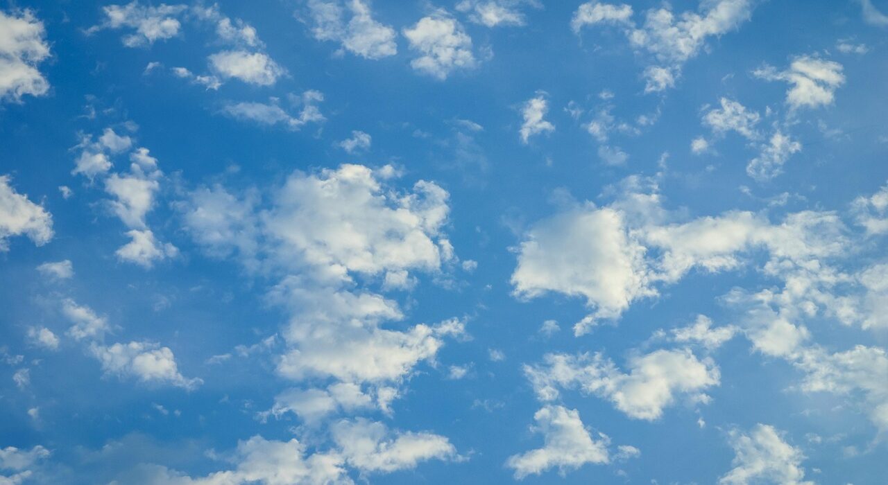 Prevén cielo claro y escases de lluvias para este miércoles En el Foco Clima. El Instituto Dominicano de Meteorología (Indomet) informó que para este miércoles predominará un ambiente con cielo claro. Para quienes necesitan saber cómo estará el clima de mañana, los datos técnicos anticipan una jornada con relativamente estable, con baja probabilidad de lluvias. Temperatura máxima y mínima para mañana El termómetro en Santo Domingo tendrá un comportamiento: Temperatura Máxima: 31°C. Temperatura Mínima: 24°C. Sensación Térmica: podría variar debido a la humedad prevista del 83%.