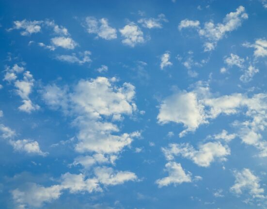 Prevén cielo claro y escases de lluvias para este miércoles En el Foco Clima. El Instituto Dominicano de Meteorología (Indomet) informó que para este miércoles predominará un ambiente con cielo claro. Para quienes necesitan saber cómo estará el clima de mañana, los datos técnicos anticipan una jornada con relativamente estable, con baja probabilidad de lluvias. Temperatura máxima y mínima para mañana El termómetro en Santo Domingo tendrá un comportamiento: Temperatura Máxima: 31°C. Temperatura Mínima: 24°C. Sensación Térmica: podría variar debido a la humedad prevista del 83%.
