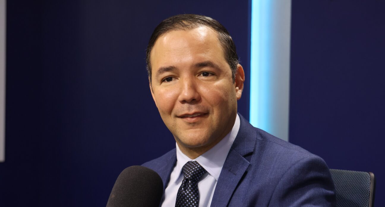 El secretario general del Partido de la Liberación Dominicana (PLD), Johnny Pujols, afirmó que esa organización fortalece su estructura territorial con la apertura de locales, la juramentación de nuevos miembros y el trabajo político en los municipios, con la meta de recuperar el poder en las elecciones de 2028. En los actos inaugurales de locales del PLD, el sábado en los municipios Cambita y Yaguate, en la provincia San Cristóbal, y el domingo en Barahona, el distrito municipal Cachón, Jaquimeyes y Canoa, Pujols destacó el trabajo organizativo de la dirigencia peledeísta y aseguró que el PLD ha avanzado en sus estructuras en todo el territorio nacional con el ingreso de nuevos miembros, el regreso de otro y el trabajo de sus militantes “Esta provincia ha hecho un trabajo excepcional, impresionante”, expresó al valorar la labor de los dirigentes de Barahona, donde indicó que prácticamente todos los municipios cuentan con locales abiertos, en una provincia caracterizada por su amplia división territorial.